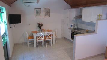 Casa (Holiday House with Terrace) | Cucina privata | Frigorifero, forno, macchina per caffè espresso, bollitore elettrico