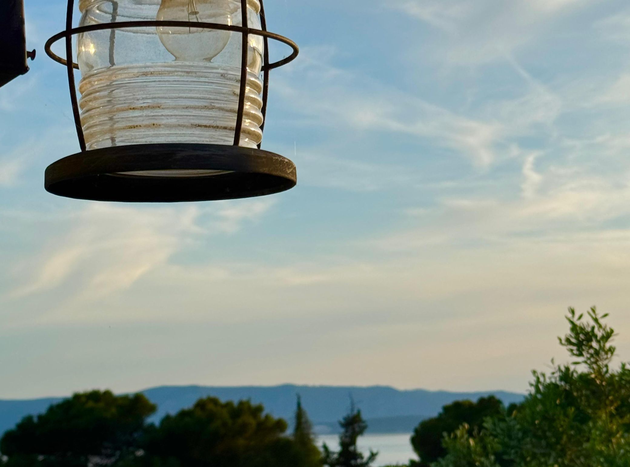 Klarer Himmel mit weiter Aussicht auf Berge und Bäume.