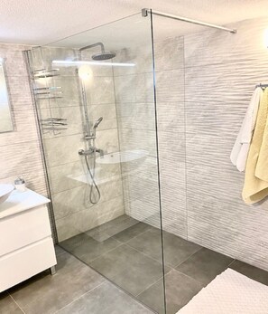 Ferienhaus (Holiday House with Terrace) | Badezimmer | Dusche, Handtücher