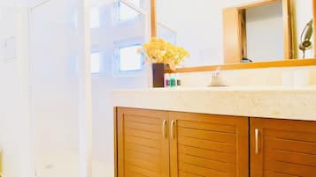Habitación, 1 habitación, patio, vista al jardín | Amenidades de baño | Amenidades de baño gratuitas y toallas