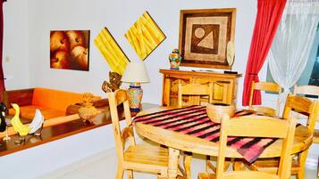 Room, 1 Bedroom, Patio, Garden View | Living room