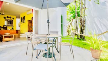 Huone, 1 makuuhuone, patio, näköala puutarhaan | Terassi/patio