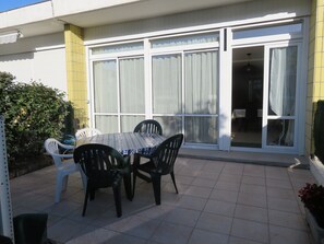 Outdoor dining - Nice accommodation just renovated near the sea (Saint-Georges-de-Didonne)