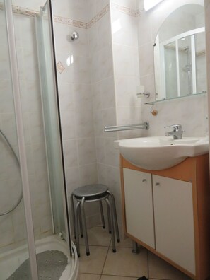 Douche, sĂšche-cheveux