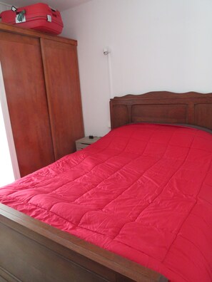 2 chambres, fer et planche Ă repasser