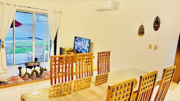 Quarto, 1 quarto, varanda, vista para o jardim | Sala de jantar