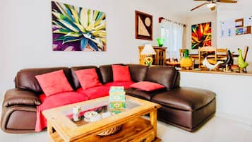 Habitación, 1 habitación, patio, vista al jardín | Área de sala de estar