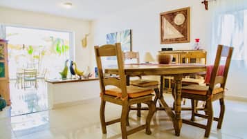 Huone, 1 makuuhuone, patio, näköala puutarhaan | Ruokailu