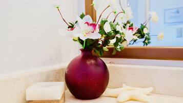Room, 1 Bedroom, Patio, Garden View | Bathroom