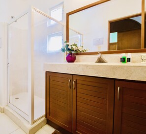 Zimmer, 1 Schlafzimmer, Balkon, Gartenblick | Badezimmer