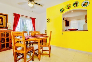 Room, 1 Bedroom, Balcony, Garden View | Bahagian dalam