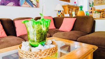 Habitación, 1 habitación, balcón, vista al jardín | Sala de estar