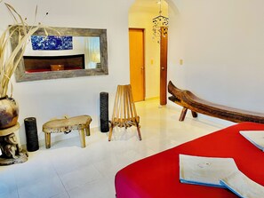 Habitación, 1 habitación, balcón, vista al jardín | Sala de estar