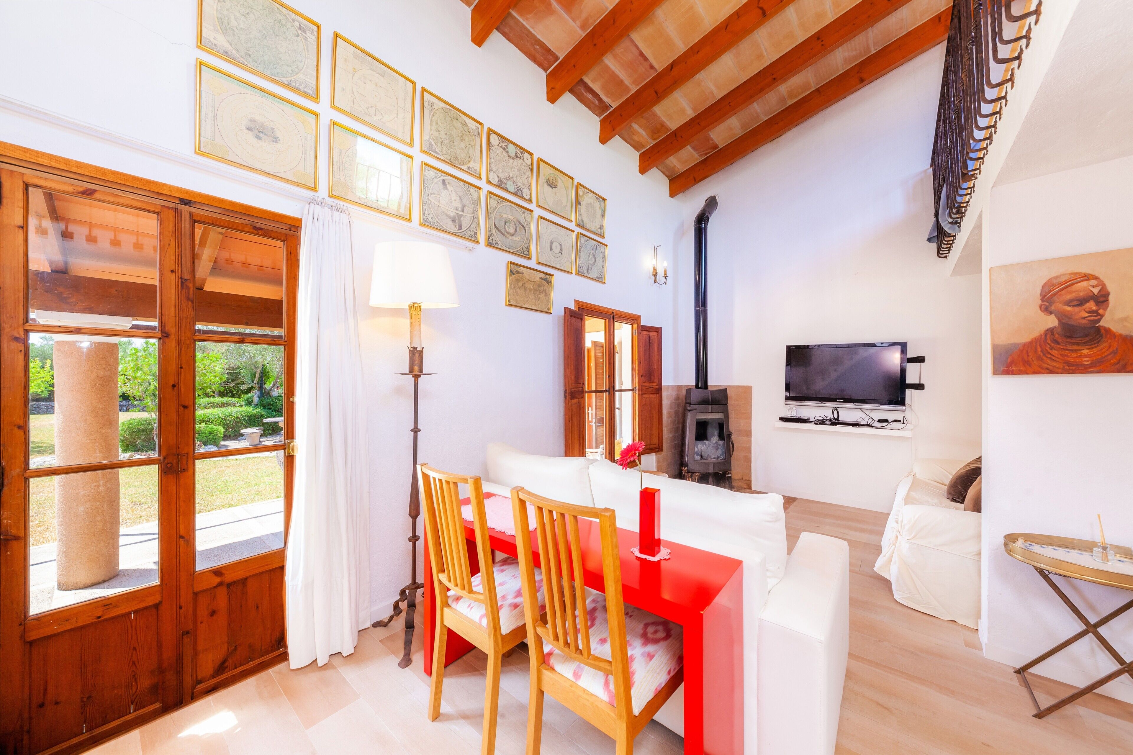 Fernseher, Kamin, DVD-Player