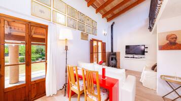 Fernseher, Kamin, DVD-Player