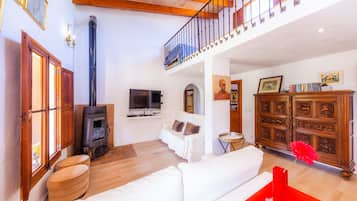 Fernseher, Kamin, DVD-Player