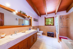 Bañera, artículos de higiene personal gratuitos y secador de pelo