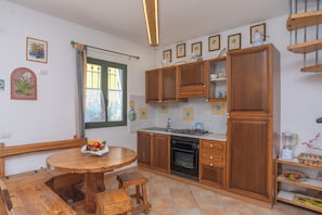 Refrigerador, horno, placa de cocina, tetera/pava eléctrica