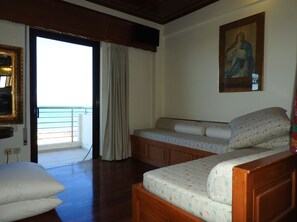 2 bedrooms, iron/ironing board, bed sheets