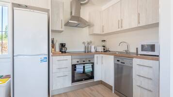 Een koelkast, een magnetron, een oven, een kookplaat