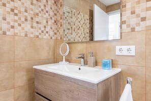 Shower, hair dryer, towels - Modernized Country House with Rooftop Terrace, Garden and Wi-Fi (Llucmajor)