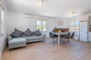 TV - Modernized Country House with Rooftop Terrace, Garden and Wi-Fi (Llucmajor)