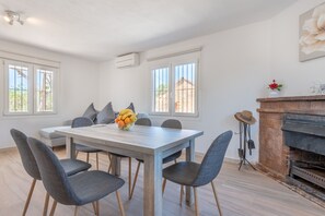 Dining - Modernized Country House with Rooftop Terrace, Garden and Wi-Fi (Llucmajor)