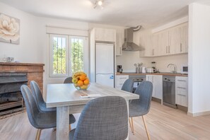 Fridge, microwave, oven, stovetop - Modernized Country House with Rooftop Terrace, Garden and Wi-Fi (Llucmajor)