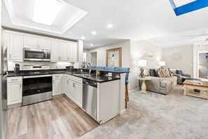 Réfrigérateur, four à micro-ondes, un four, surface de cuisson
