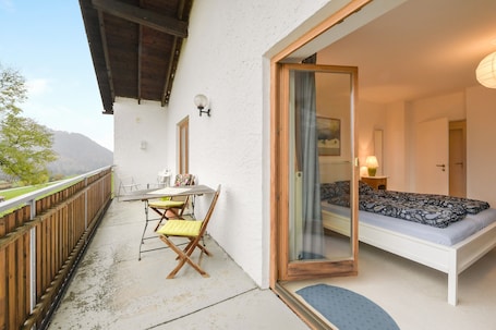 Outdoor dining. Charming Holiday Apartment “Ferienwohnung Keul” with Mountain View