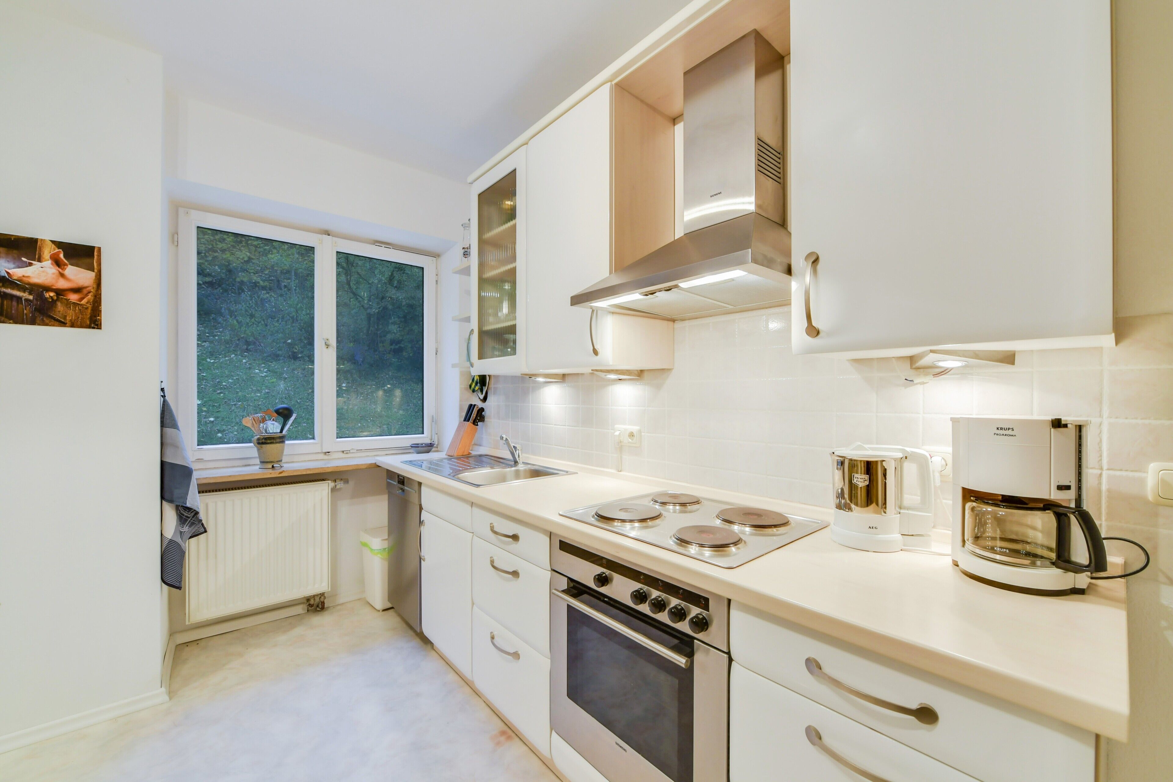 Kjøleskap, ovn, kokeplater og oppvaskmaskin