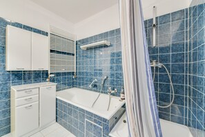 Banheira, produtos de toalete grátis, secador de cabelo 