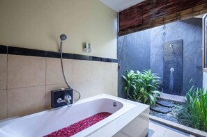 Villa, 5 chambres | Baignoire relaxante profonde