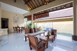 Villa, 4 habitaciones | Área de sala de estar | Televisión LED