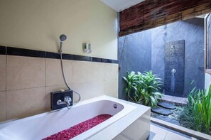 Deep-soaking bathtub - PB - Villa 5 - 4BR · 4-BR Private Pool Villa Walk to Seminyak Beach (Seminyak)