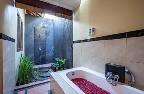 Villa, 2 chambres | Baignoire relaxante profonde