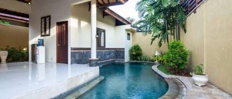 Een seizoensgebonden buitenzwembad