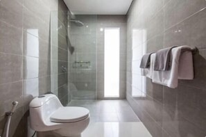 Villa, 3 Schlafzimmer | Badezimmer | Badewanne und Dusche (separat), Haartrockner, Handtücher, Seife