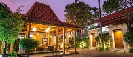 Fassade der Unterkunft – Abend/Nacht