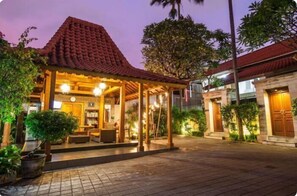 Bagian depan properti - sore/malam