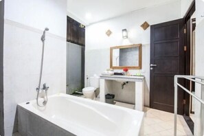 A bathroom with a bathtub, toilet, and sink. - SMV -3BRPOL- JMPIRNG · 3BR Private Pool Walk to Beach and Shops Legian (Legian)