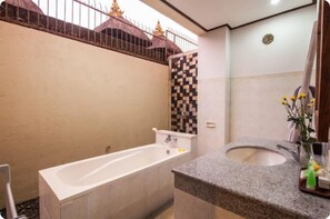 Villa, 2 habitaciones | Baño | Tina y regadera independientes y amenidades de baño gratuitas 