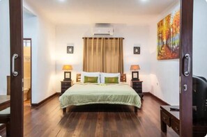 Villa, 2 chambres, 2 salles de bains | Espace de travail pour ordinateur portable, fer et planche à repasser