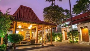ด้านหน้าที่พัก - ตอนเย็น/ก ลางคืน