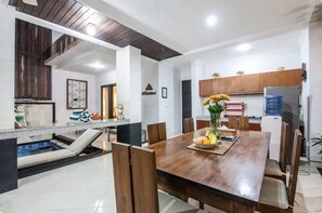 Villa | In-room dining - SMV . 8-BR · 8BR Pool Prime Area Walk to Beach N Shops Legian (Legian)