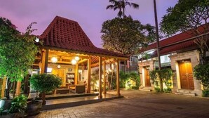 Mặt tiền nơi lưu trú - ban đêm