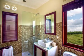 Villa, 3 habitaciones | Baño | Tina y regadera independientes y regadera tipo lluvia 