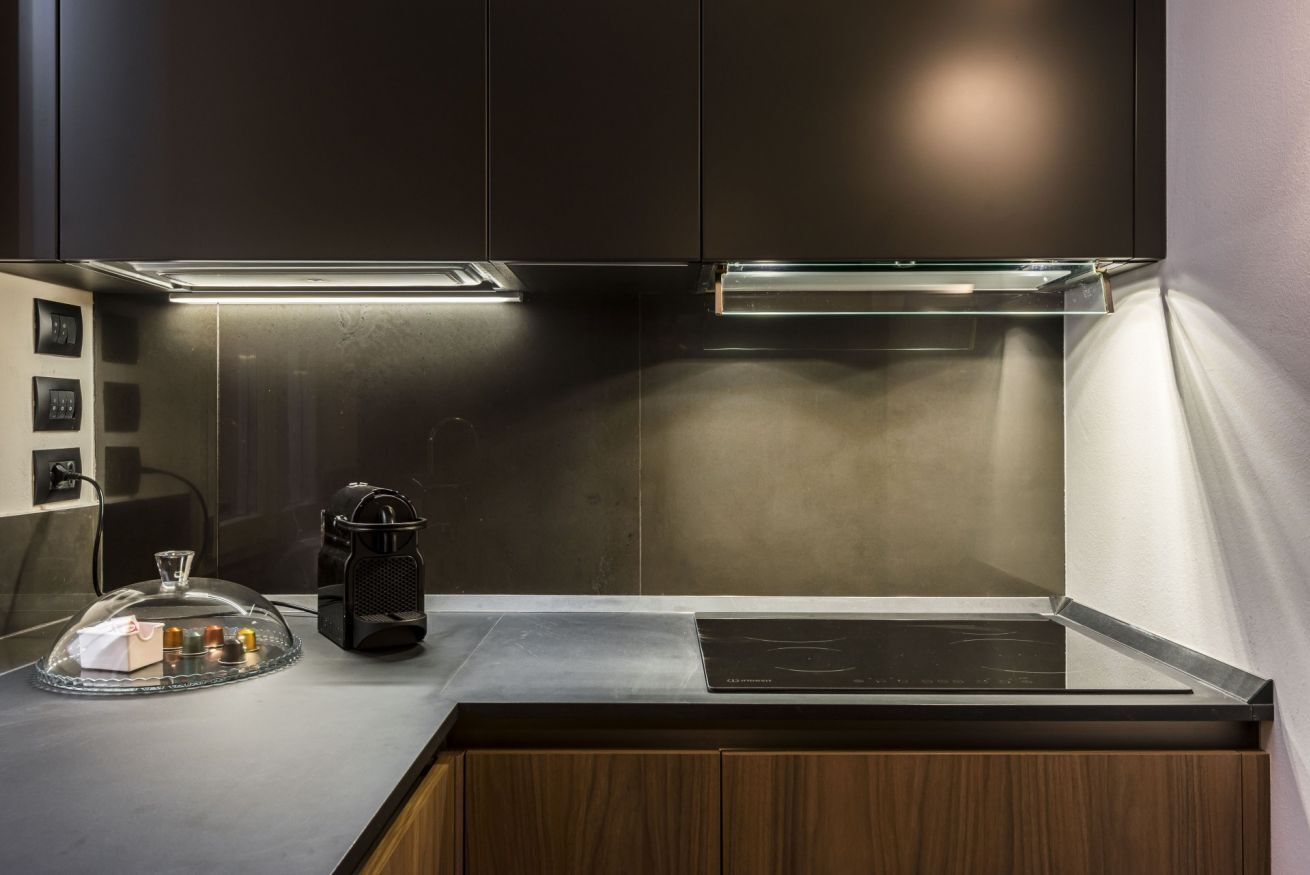 Refrigerador, microondas, cafetera y tetera y utensilios de cocina 