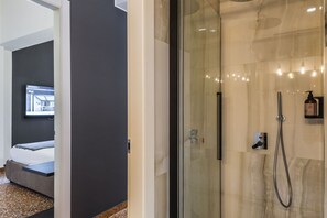 Douche, sèche-cheveux, bidet, serviettes fournies