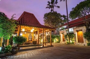 Front of property – evening/night - SMV - garden - 8-BR · 8BR Garden Villa Walk to Beach and Shops Legian (Legian)